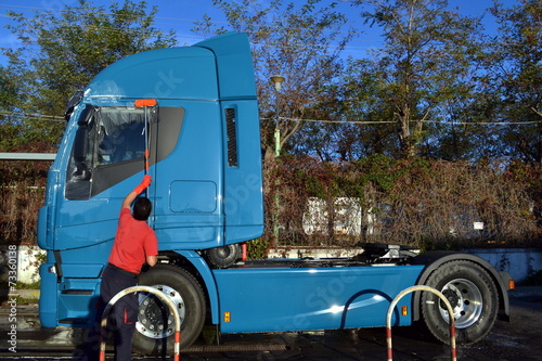 Lavaggio camion con spazzolone