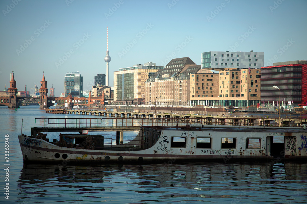 Spreeufer mit Boot in Berlin