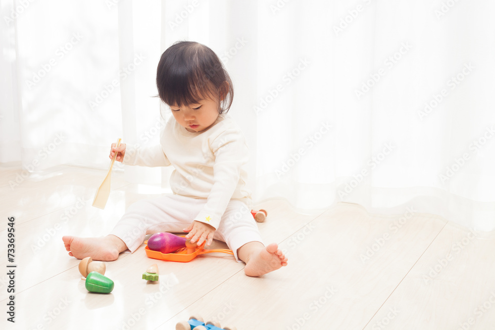 おもちゃで遊ぶ赤ちゃん おもちゃで遊ぶ赤ちゃん