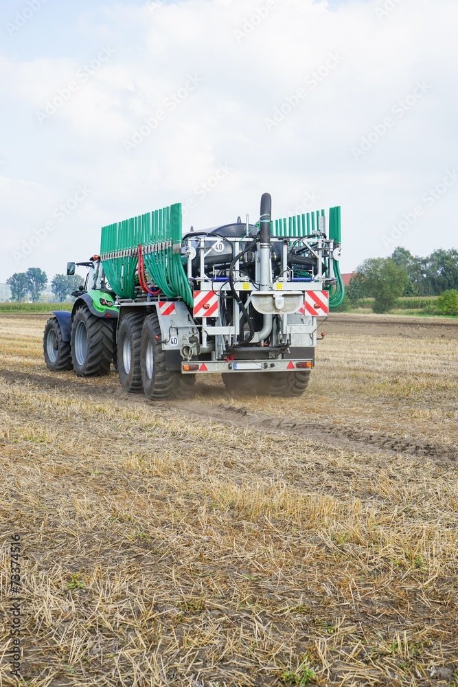 Fototapeta premium Gülleausbringung mit Schleppschlauchtechnik