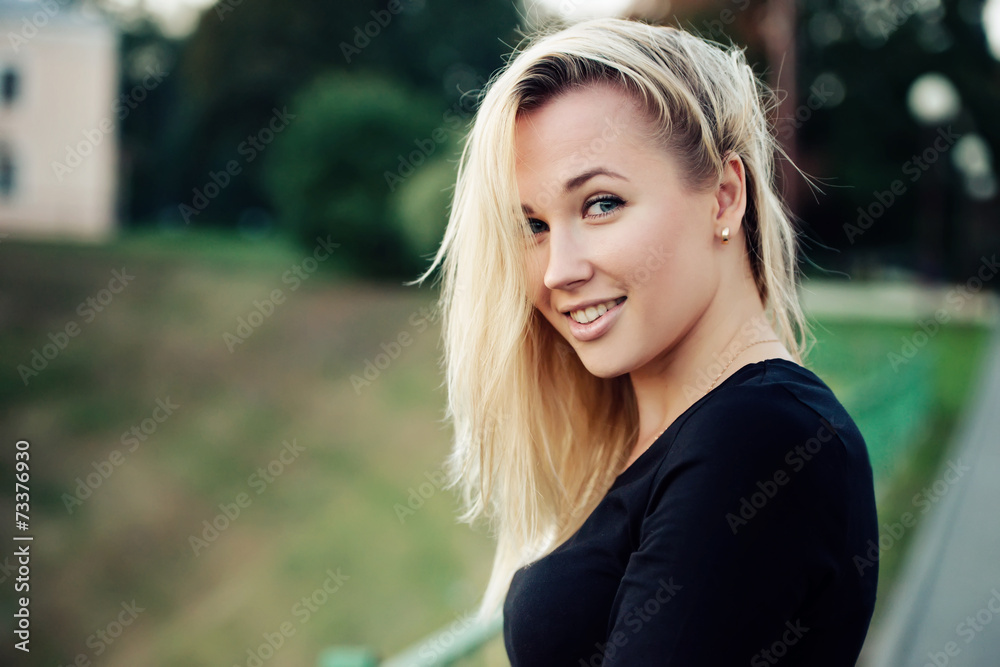 Naklejka premium beautiful blonde girl portrait on the street