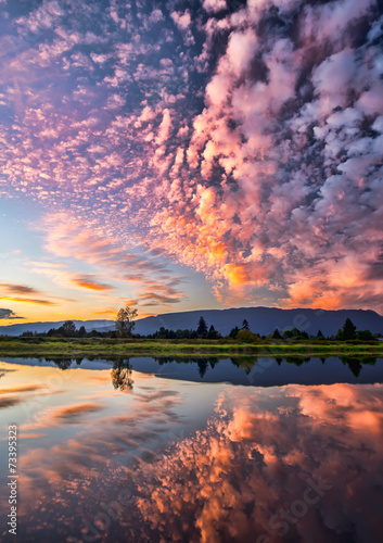 Fototapeta samoprzylepna chmury widziane o zachodzie słońca odbijające się w jeziorze