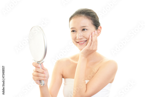 手鏡を持つ笑顔の女性