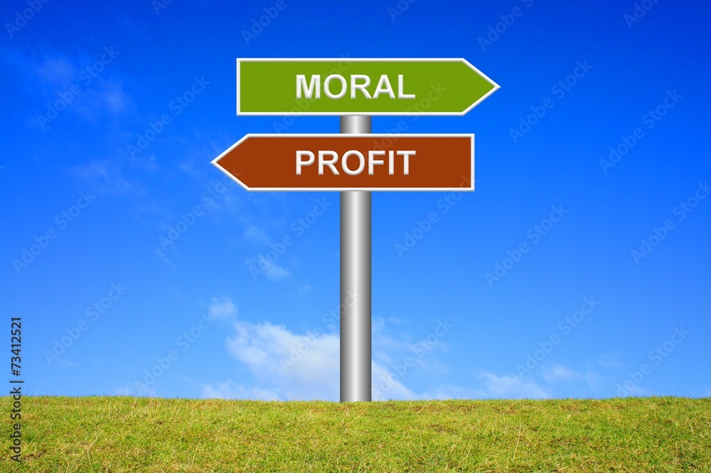 Schild Wegweiser: Moral / Profit