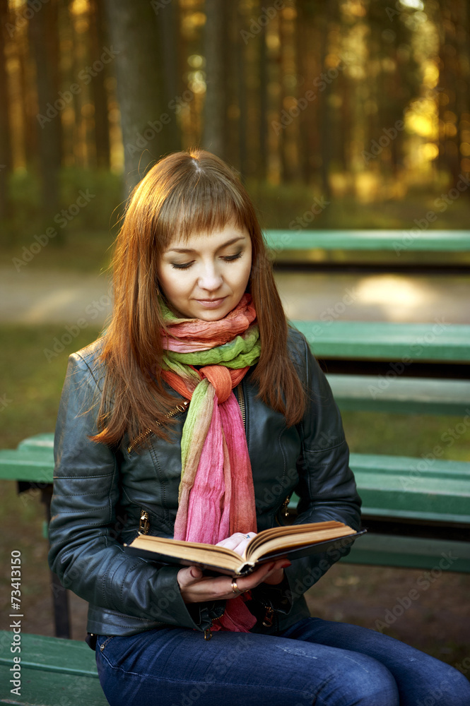 Obraz premium Beautiful young girl with a book