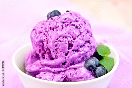 Ice cream blueberry in bowl on napkin
