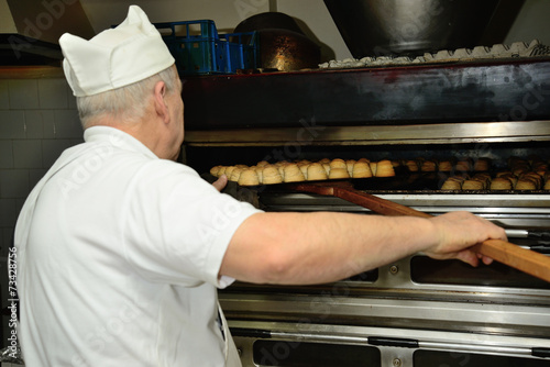 Development and production in a traditional pastry.