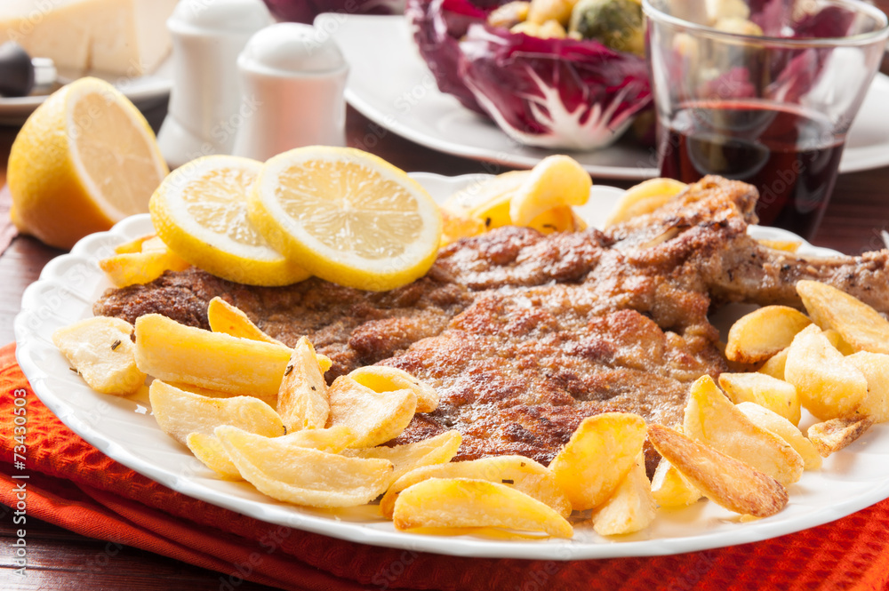 Foto de Cotoletta alla milanese o orecchia d’elefante con patatine do Stock Adobe Stock