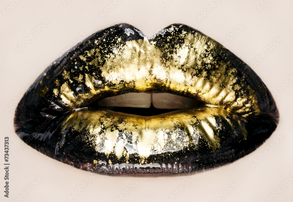 Naklejka premium Black and gold lips close up, macro photography
