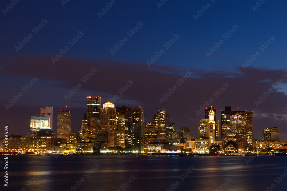Obraz premium Boston skyline nocą z East Boston, Massachusetts - USA