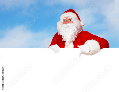 Santa mit Wolken im Hintergrund © Thaut Images