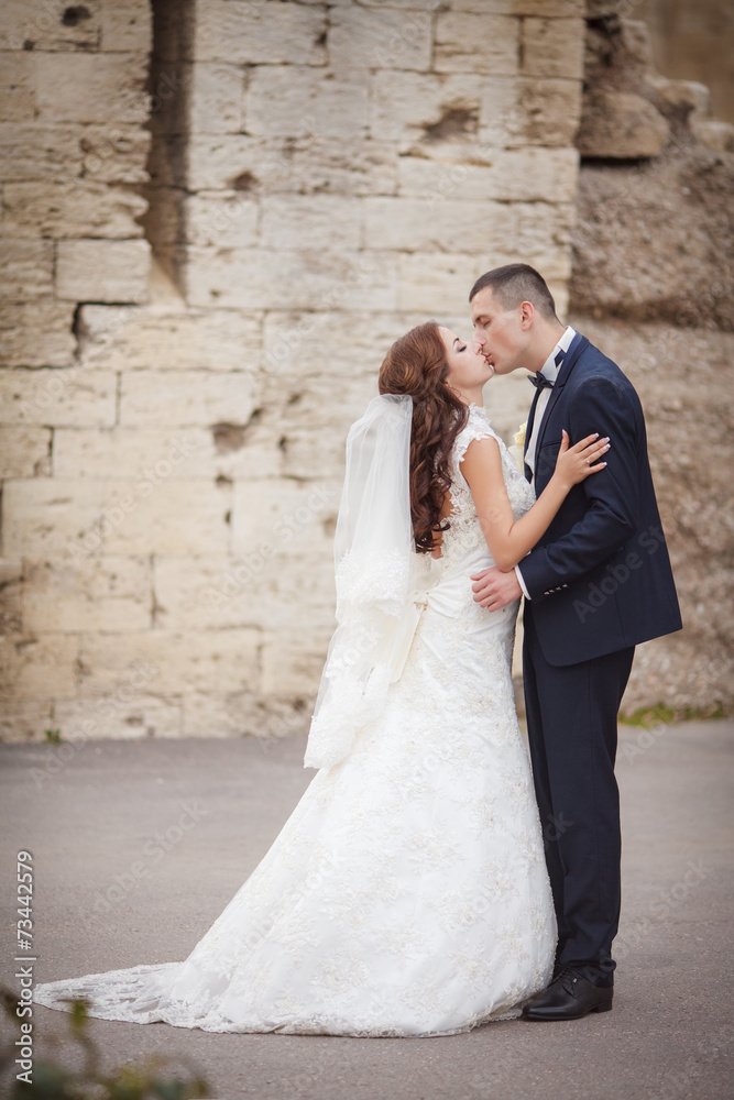 wedding bride groom kissing love couple marrige