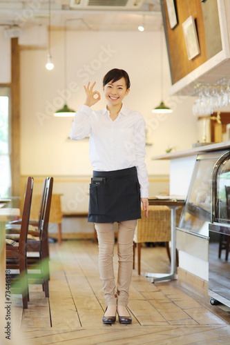 カフェ・レストラン店員 © naka