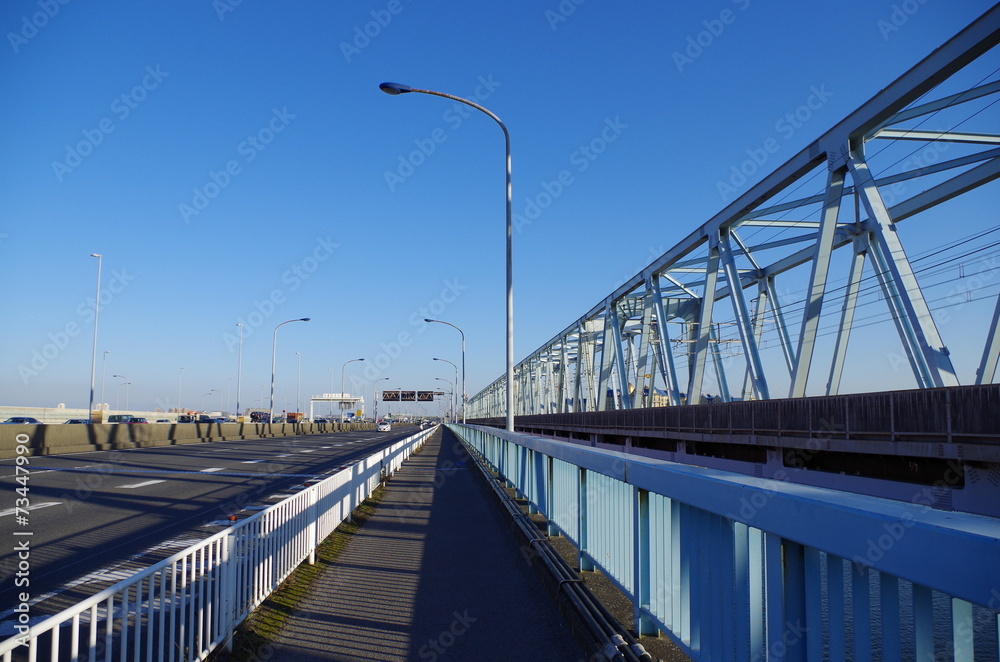 湾岸道路と鉄橋