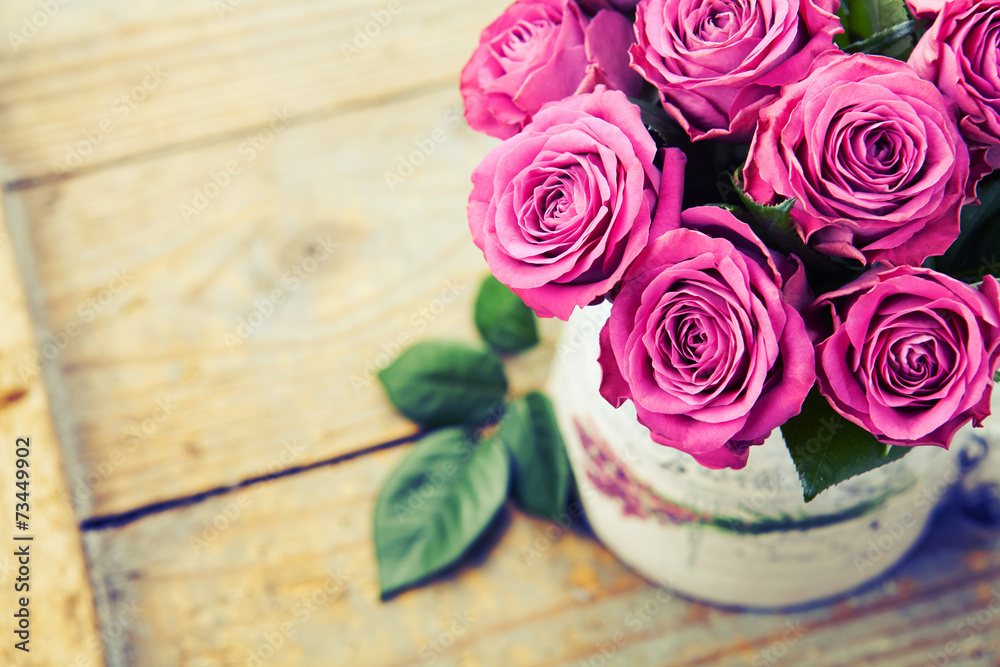 Bouquet of beautiful pink roses on wooden background, toned. - obrazy, fototapety, plakaty 