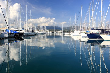 Acrylglasbilder Wasser Motorsport Yachten und Boote im Hafenbecken  © William Richardson