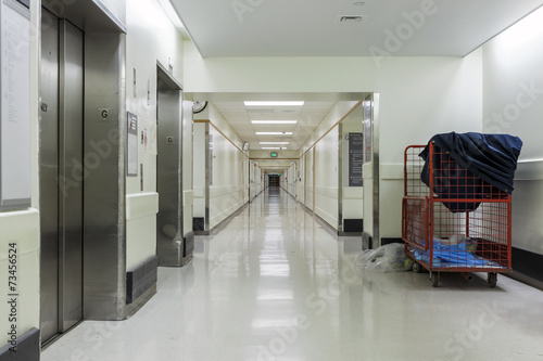 Obraz na płótnie Corridor in a modern hospital. w salonie