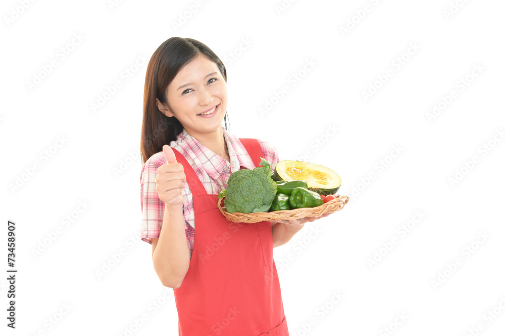 野菜を持つ女性