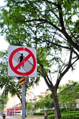 No texting while walking round sign