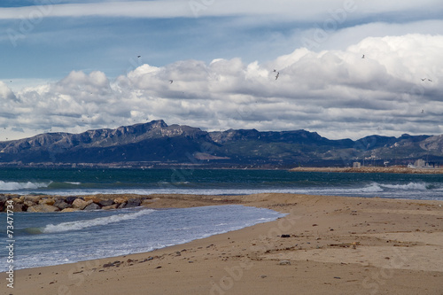 Berge Wolken Strand und Möwen