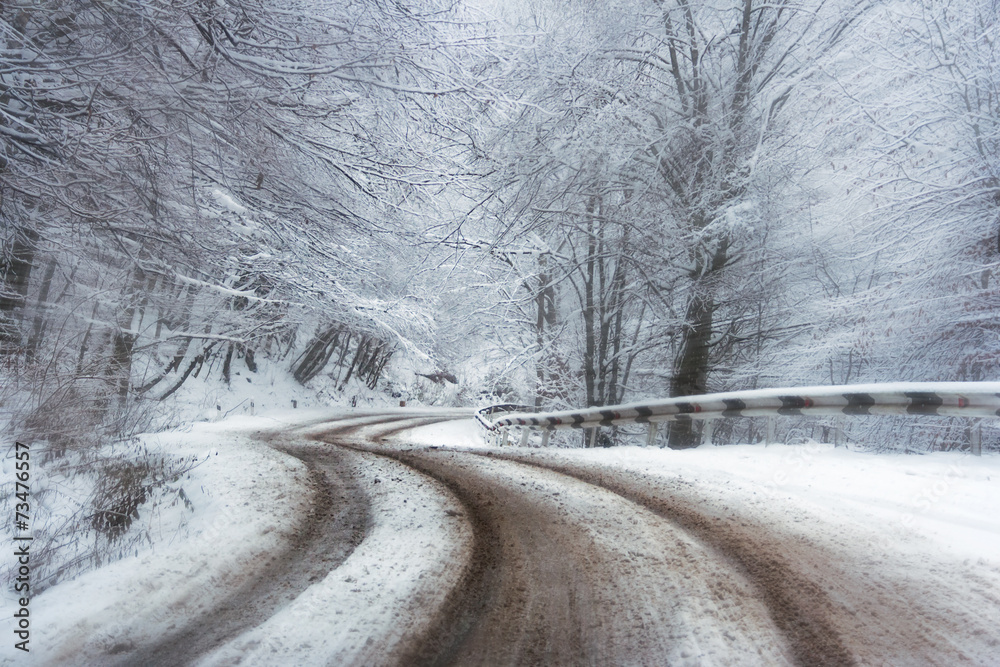 Obraz premium abstract speed road in winter forest
