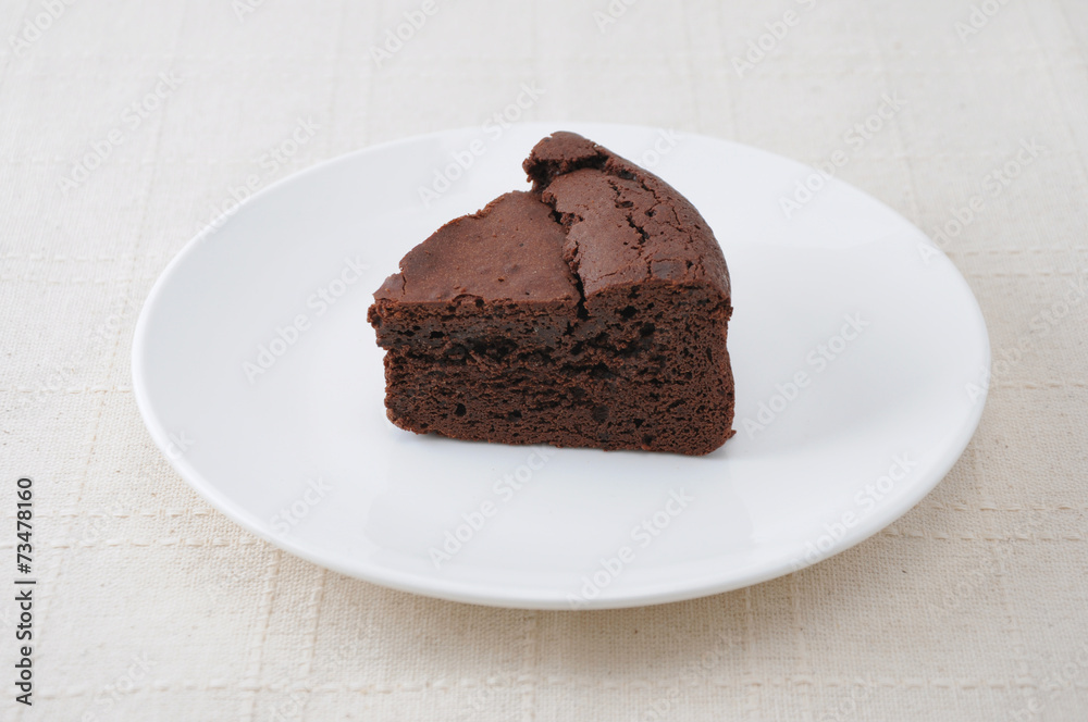 お皿にのせた チョコレート ケーキ ガトー ショコラ テーブルクロス お皿にのせた チョコレート ケーキ ガトー ショコラ テーブルクロス