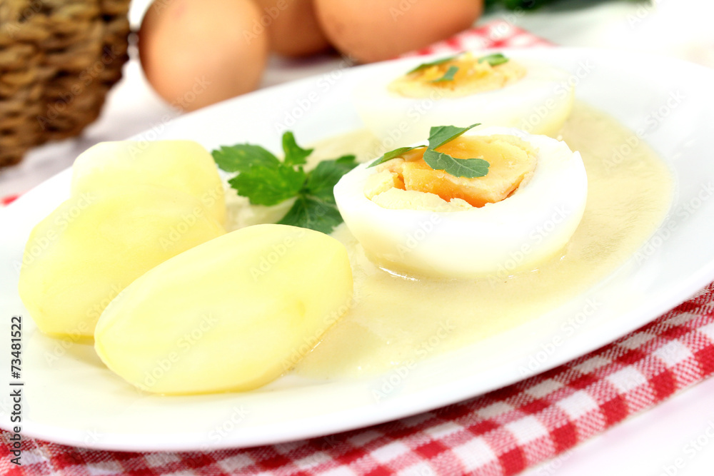 Senfeier mit gekochten Kartoffeln Senfeier mit gekochten Kartoffeln