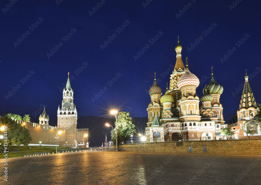 Obraz premium illuminated Basil's Cathedral and Spasskaya Tower at night
