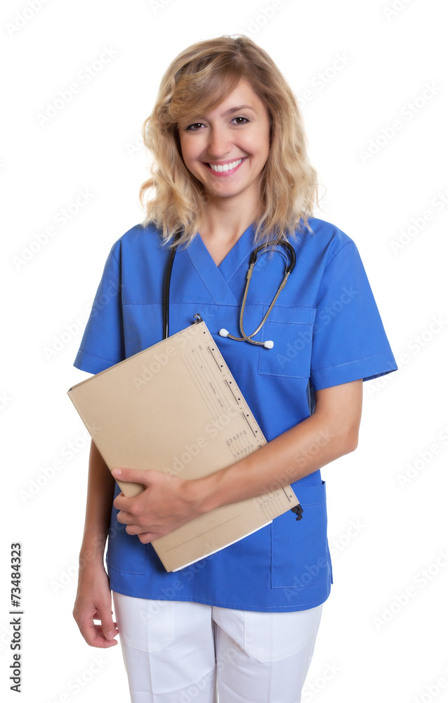 Krankenschwester mit blonden Haaren und Akte lacht Krankenschwester mit blonden Haaren und Akte lacht