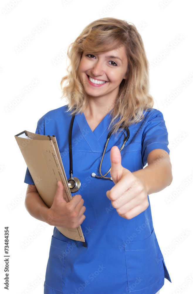 Krankenschwester mit blonden Haaren und Akte zeigt den Daumen Krankenschwester mit blonden Haaren und Akte zeigt den Daumen