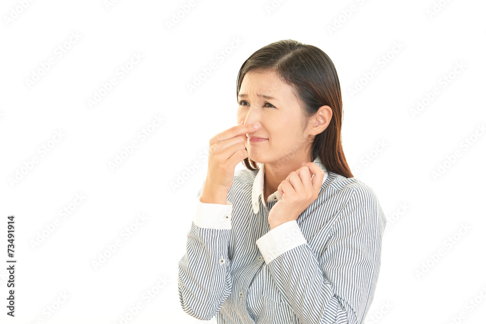 不快な表情を浮かべる女性 不快な表情を浮かべる女性