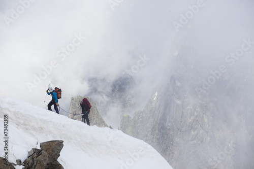 alpinisti in cordata sul monte bianco