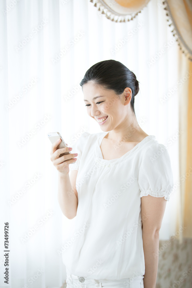 携帯電話を使う女性