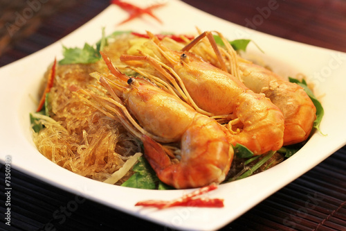 Casseroled prawns/shrimps with glass noodles
