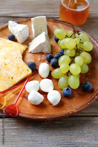 Cheese platter with two types of grapes