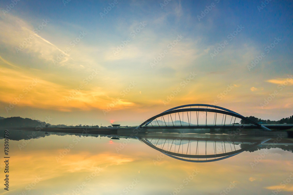 Naklejka premium Beautiful sunrise at Putrajaya Dam, Putrajaya, Malaysia.