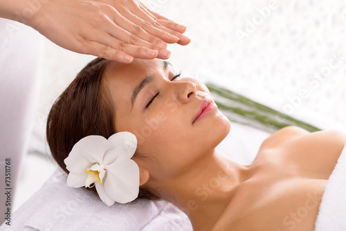 Getting reiki therapy