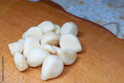 Obraz na płótnie Garlic on the board on the table in the kitchen w salonie