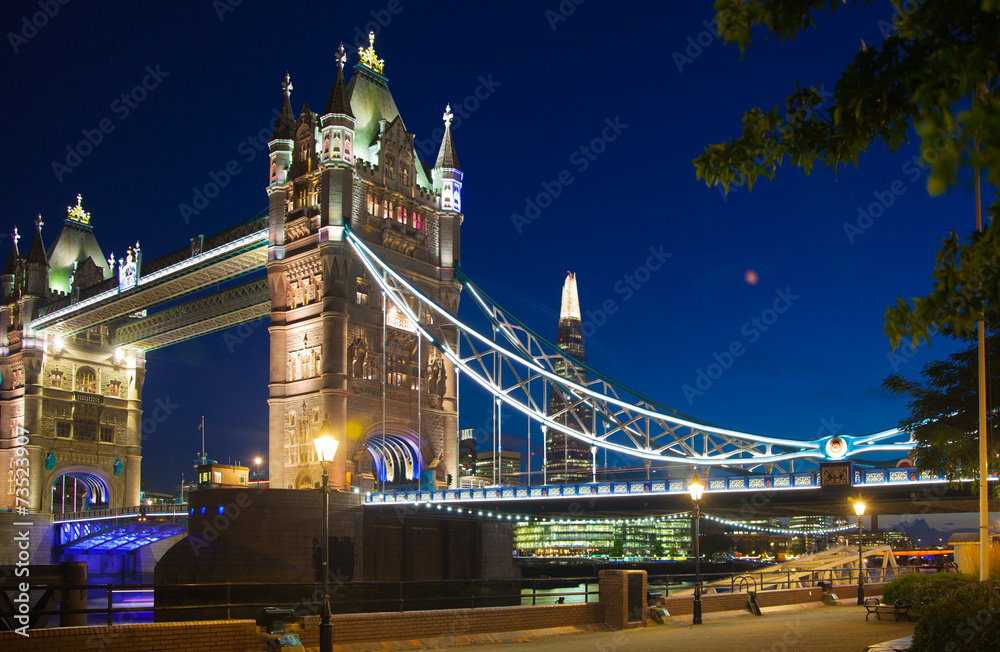 Obraz premium Tower bridge in night lights. View from the river Thames