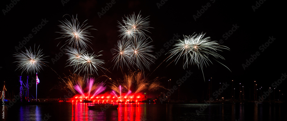 Obraz premium fuochi d'artificio sul mare
