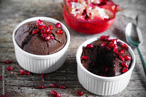 Foto Chocolate molten mud cake in ramekins with pomgranate seeds