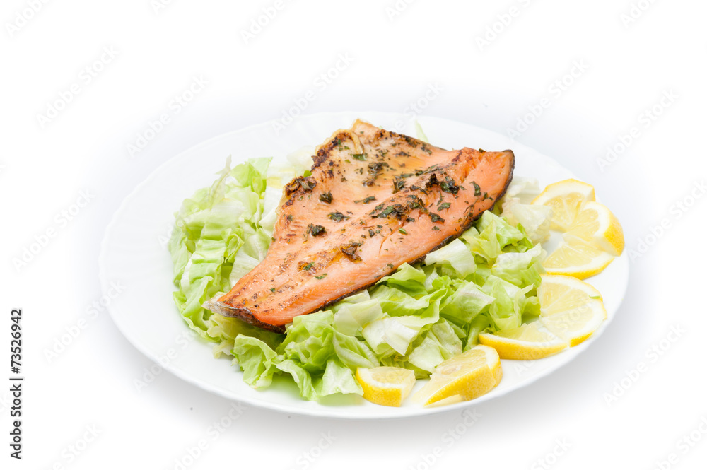 Filetto di trota salmonata nel piatto isolato su sfondo bianco