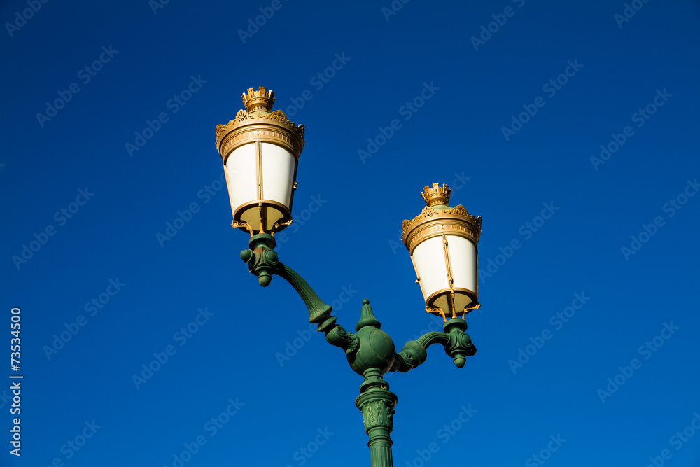 Lampadaire style ancien et ciel bleu