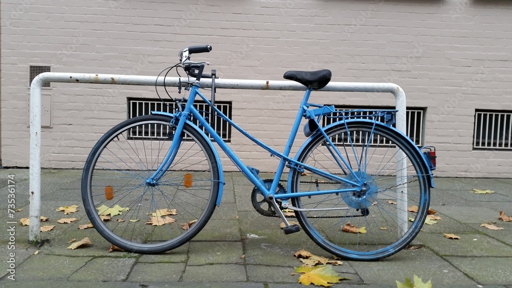 Blaues Fahrrad im urbanen Herbst