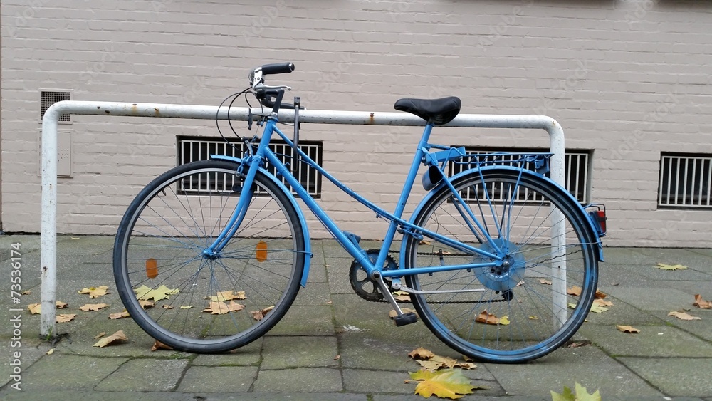 Blaues Fahrrad im urbanen Herbst Blaues Fahrrad im urbanen Herbst