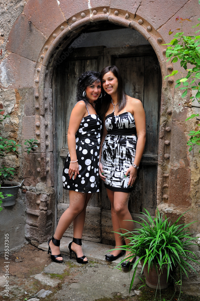 Elisa and Federica, portraits in natural light Elisa and Federica, portraits in natural light