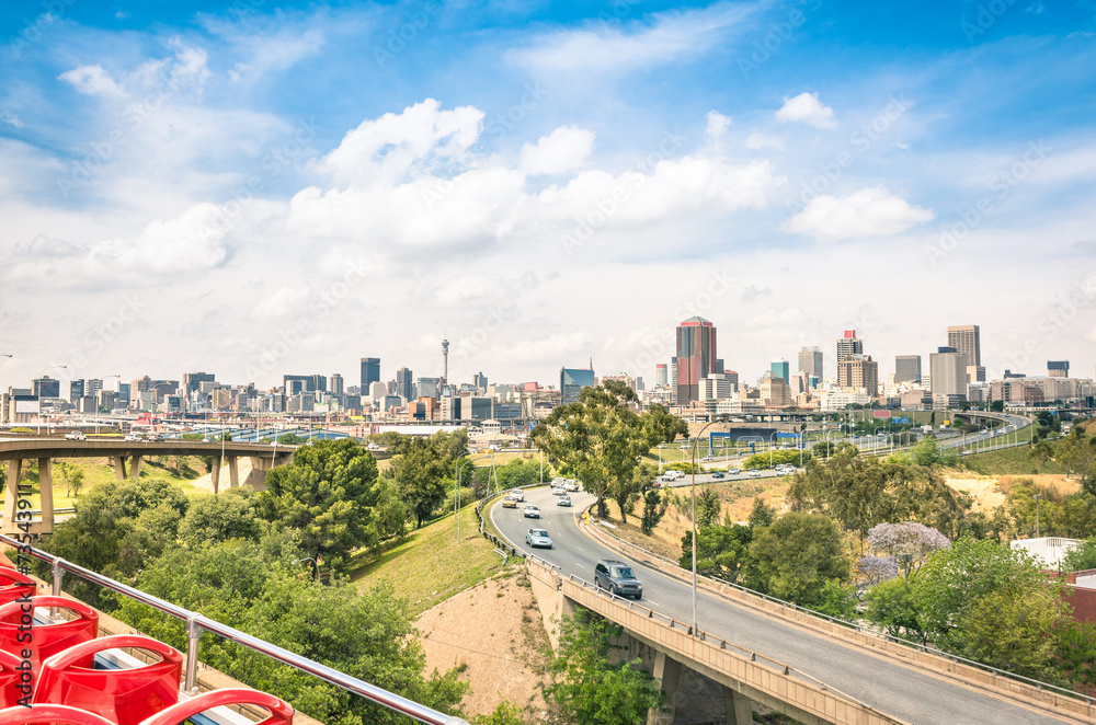 Fototapeta premium Panoramę Johannesburga z miejskimi budynkami i autostradami