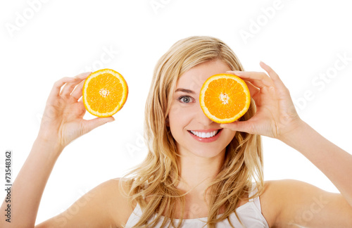 Young woman holding oranges
