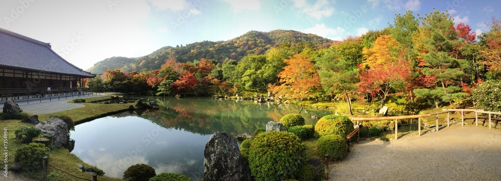 Obraz premium Świątynia Kyoto Tenryuji na początku barw jesieni