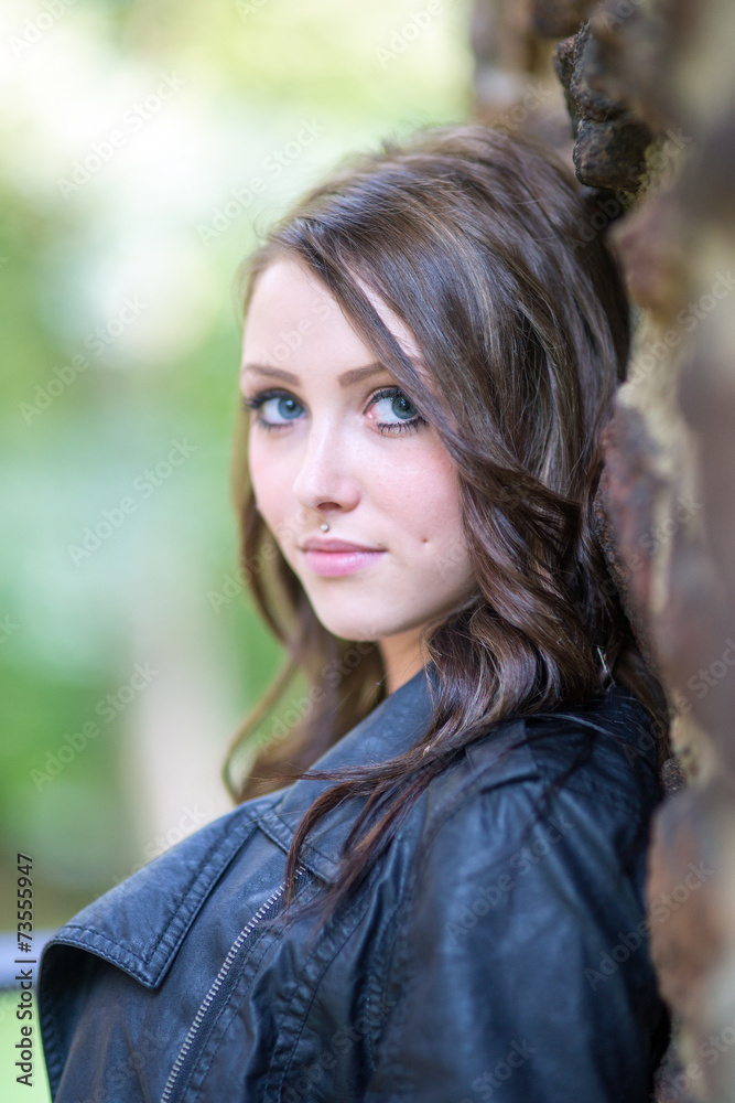 Portrait einer Frau mit brünetten Haaren in einer Lederjacke Portrait einer Frau mit brünetten Haaren in einer Lederjacke